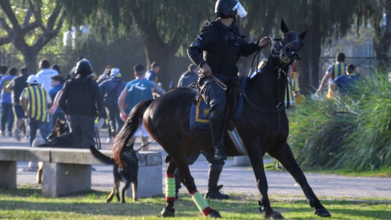 Momentos en que la policía a caballo desalojaba a hinchas ante la llegada del colectivo con los jugadores,
