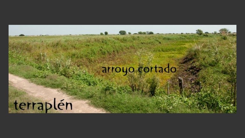El terraplén y el arroyo cortado en el campo ubicado a unos 10 kilómetros de Rosario.