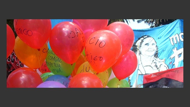 La fiesta de la Justicia: globos con reclamos históricos de verdad y memoria.