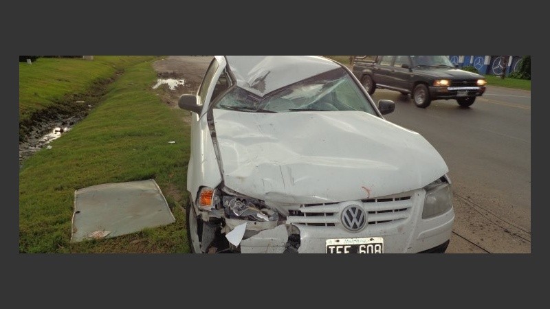 Así quedó el auto que embistió a la víctima. 