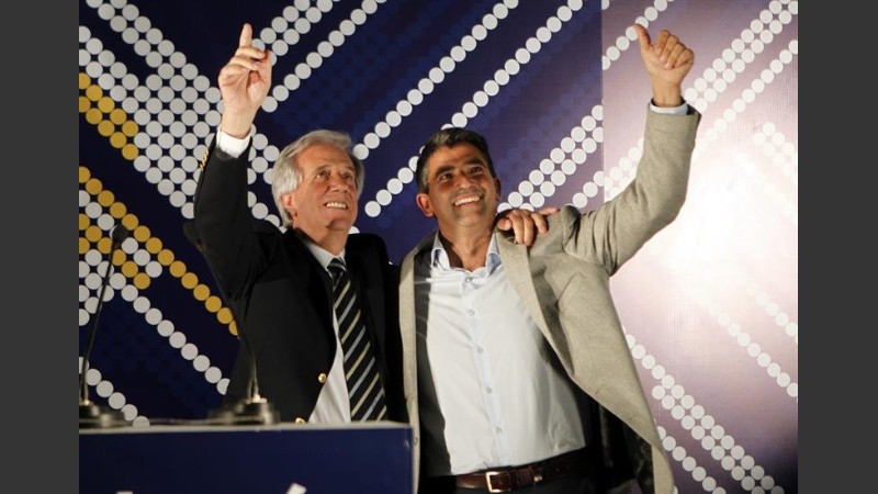 Tabaré festeja junto a su vice Raúl Sendic festejando en el bunker del Frente Amplio en Montevideo