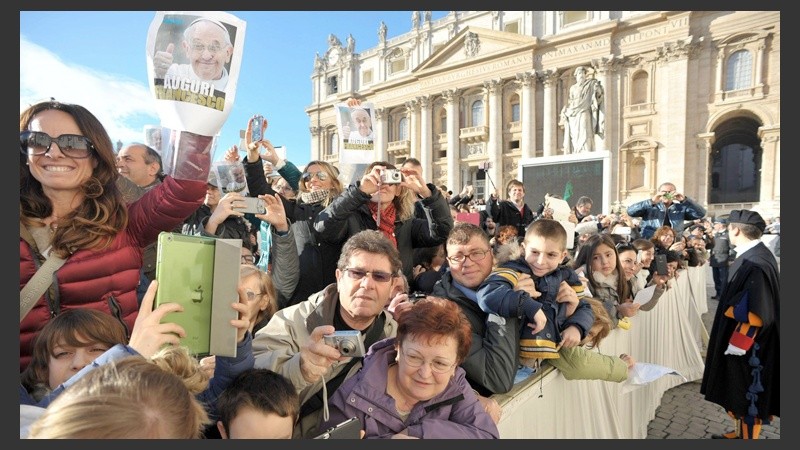 Muchos fieles en el Vaticano para saludar a Francisco.