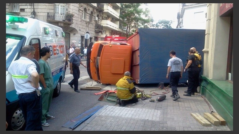 El camión volcó en la vereda de Paraguay.