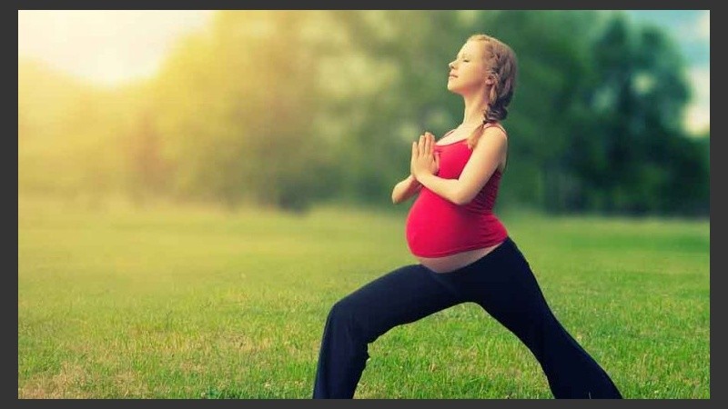 Hay menor ganancia de peso en la mujer embarazada que hace actividad física que la que no realiza.