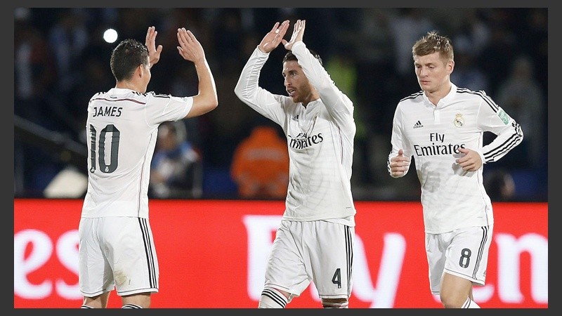 Festejo blanco. El autor del primer gol, Sergio Ramos, es saludado por sus compañeros.