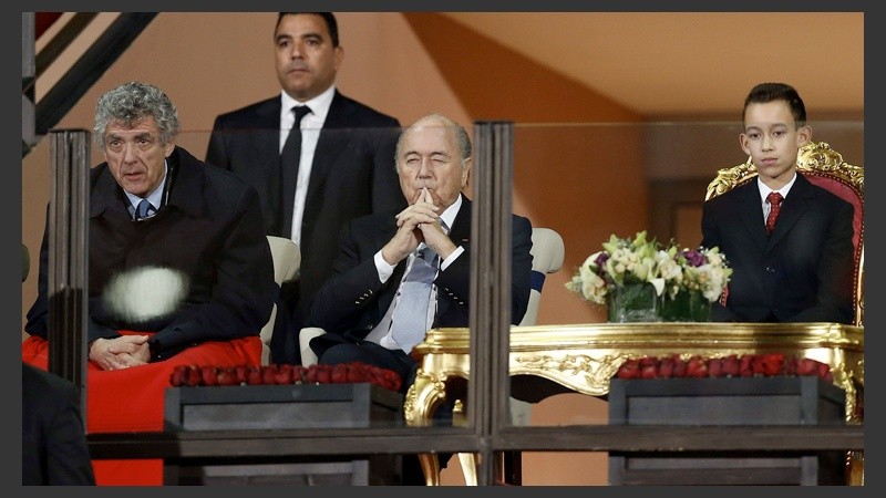 Palco vip. El joven Príncipe marroquí Moulay Hassan y el presidente de la FIFA, Joseph Blatter.