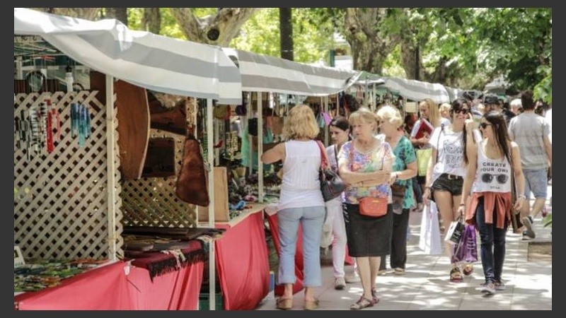 Desde las 9, en plaza Pringles, Córdoba y Paraguay, feria Muy Navideña con artesanos y manualistas de las ferias y mercados de la ciudad.