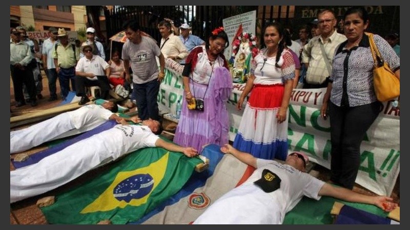 Los ex trabajadores se crucificaron frente a la embajada brasileña. 