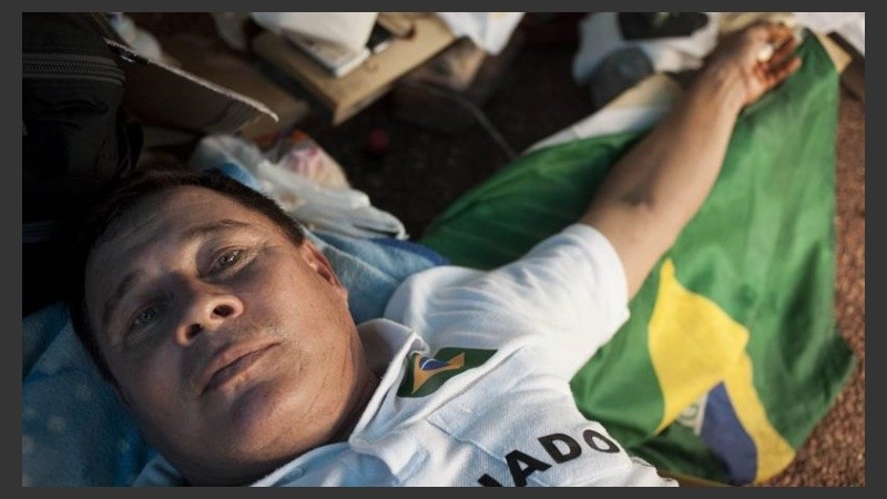Los ex trabajadores se crucificaron frente a la embajada brasileña. 