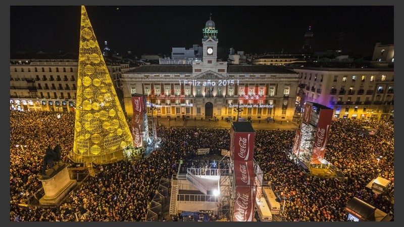 Una multitud en la tradicional plaza de Madrid en España.