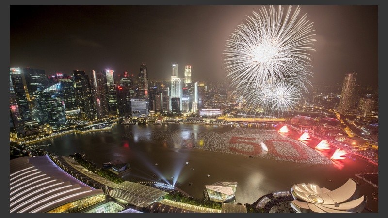 Un espectáculo de fuegos artificiales en Singapur.