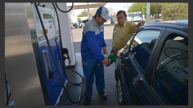 El litro de nafta Súper de YPF bajó 65 centavos y cuesta ahora 12,45 pesos. 