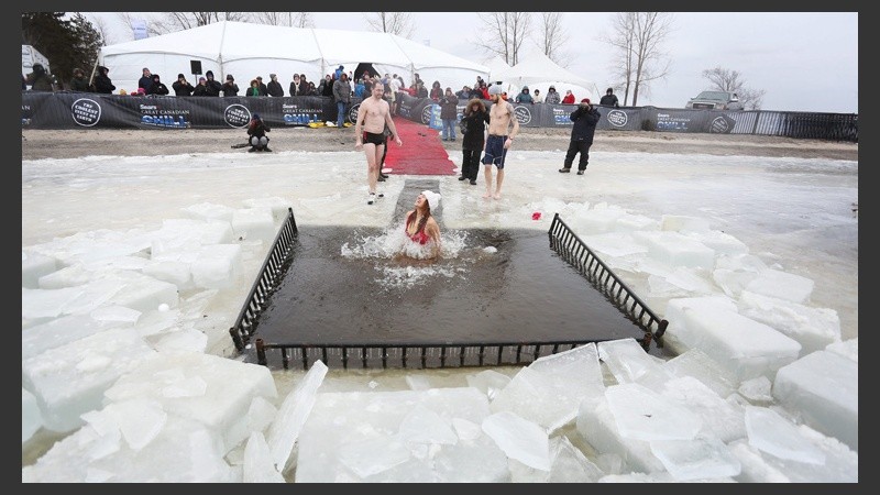 Los organizadores perforaron el hielo de un lago para armar una mini pileta.