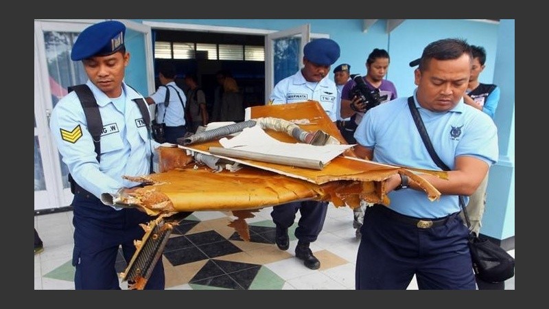 Este viernes encontraron dos partes del avión AirAsia.