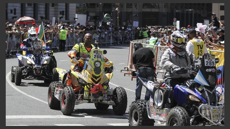 Los cuatri recorriendo las calles de Buenos Aires en la largada simbólica de este sábado por la tarde. 