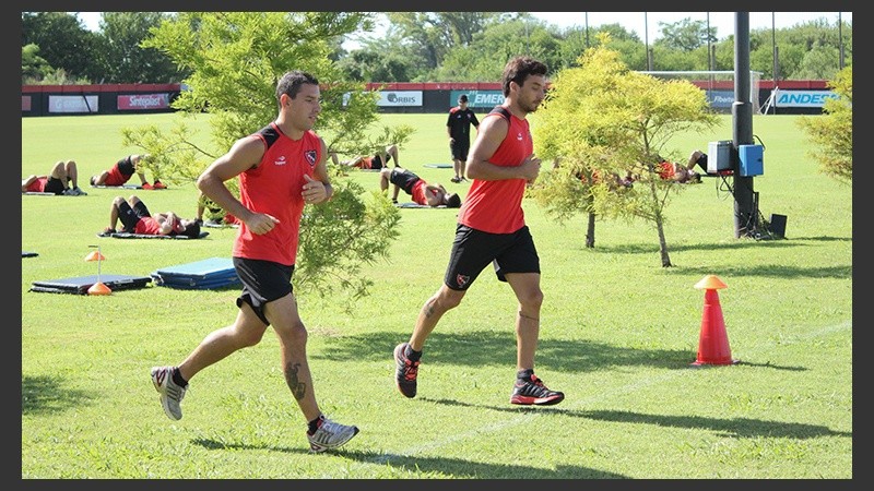 Los referentes. Maxi Rodríguez y Nacho Scocco corriendo a la par.