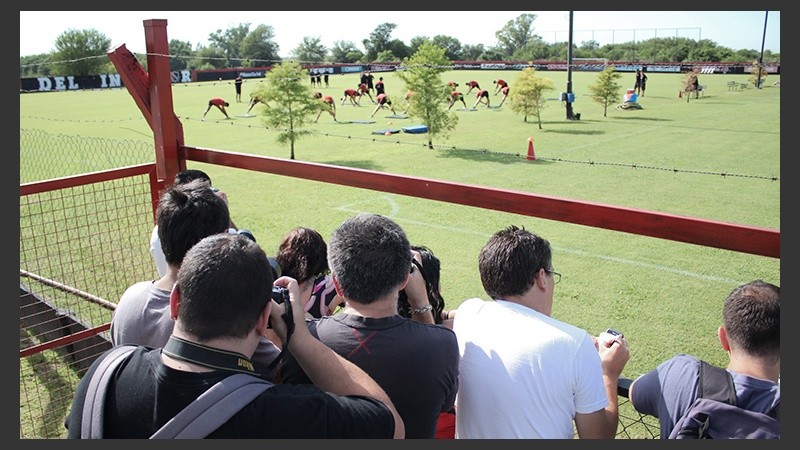 Mucha prensa para registrar la llegada de Gallego al club del Parque.