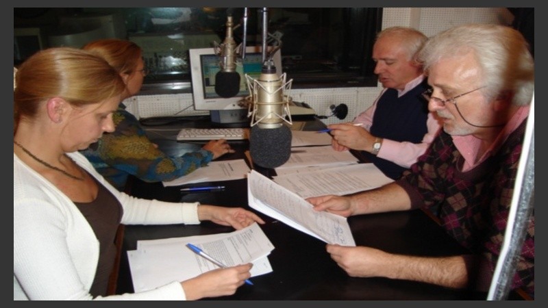 Carlos Vilarrodona al micrófono, durante una emisión de El diario de mañana (Radio 2).
