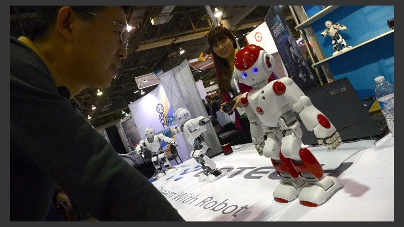 Un hombre y el robot modelo UBTECH Alpha II.