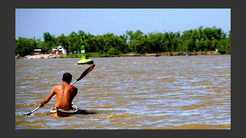 Los kayakistas son los más vulnerables en el río.