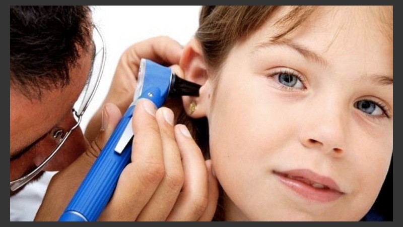 El implante coclear es una prótesis auditiva cuya parte visible es muy similar a la de un audífono.