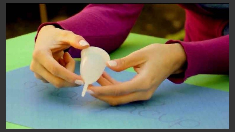 La copa menstrual viene en distintos tamaños, es reutilizable y evita el desarrollo de microorganismos.
