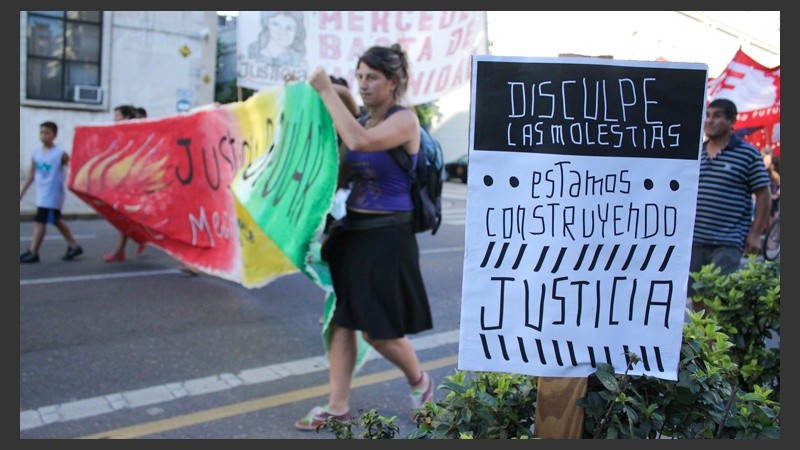 Marcha y acto para pedir justicia por la militante social Mercedes Delgado, asesinada hace dos años en  barrio Ludueña.