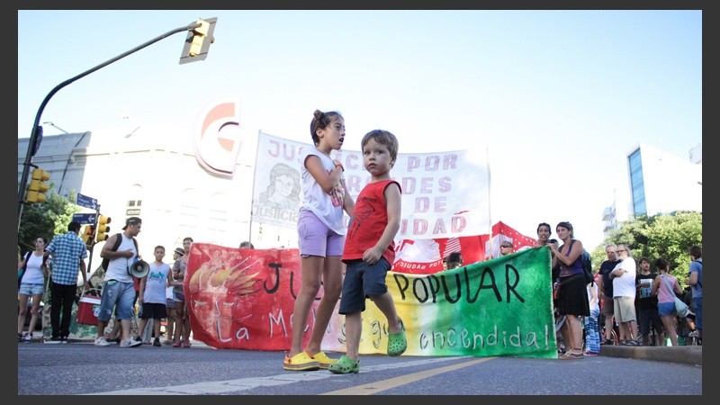 Unos niños se adelantan a la marcha en Pellegrini y Moreno.