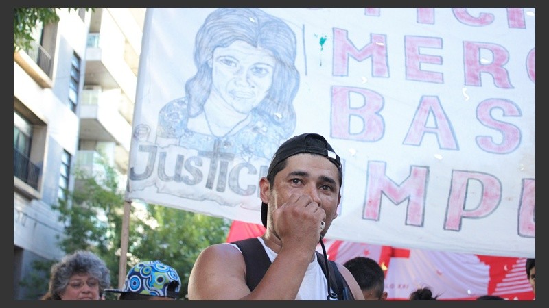 Juan Ponce, el hijo de Mercedes, hablando con los militantes y amigos que acompañaron la marcha.