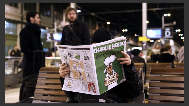 Tras el atentado, la revista Charlie Hebdo sacó un nuevo ejemplar y todos la quieren en Francia.