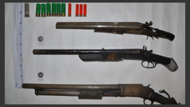 Las armas utilizadas durante el tiroteo, en poder de la policía. 