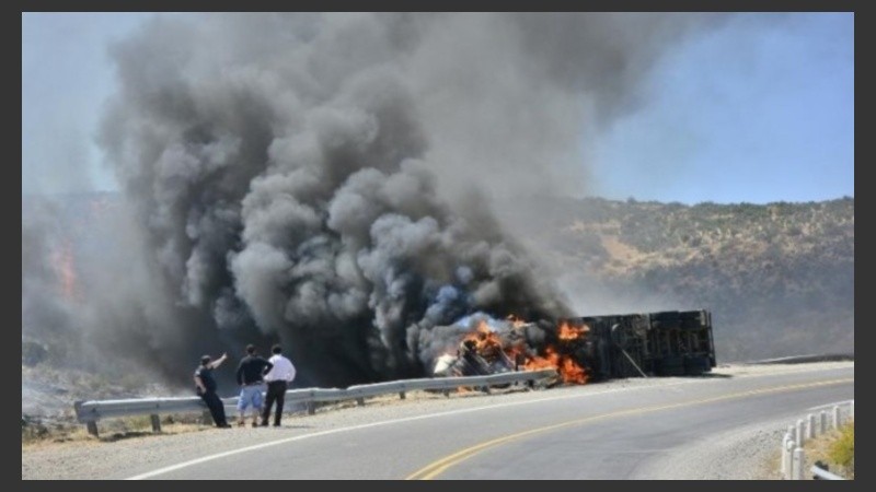 El combustible del camión alimentó las llamas que ya se propagaron por más de mil hectáreas de pastizales.