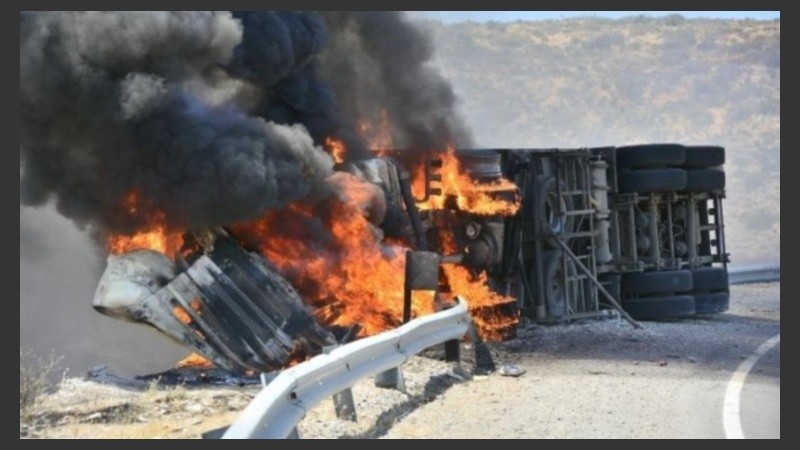 El combustible del camión alimentó las llamas que ya se propagaron por más de mil hectáreas de pastizales.