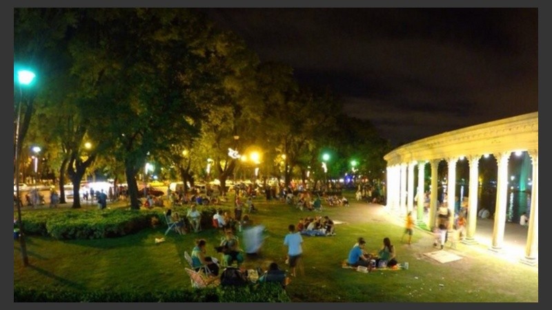 Paseo (y picnic) nocturno en el Parque Independencia. Junto al tradicional laguito, por ejemplo, o en alguno de los otros espacios del predio rosarino.