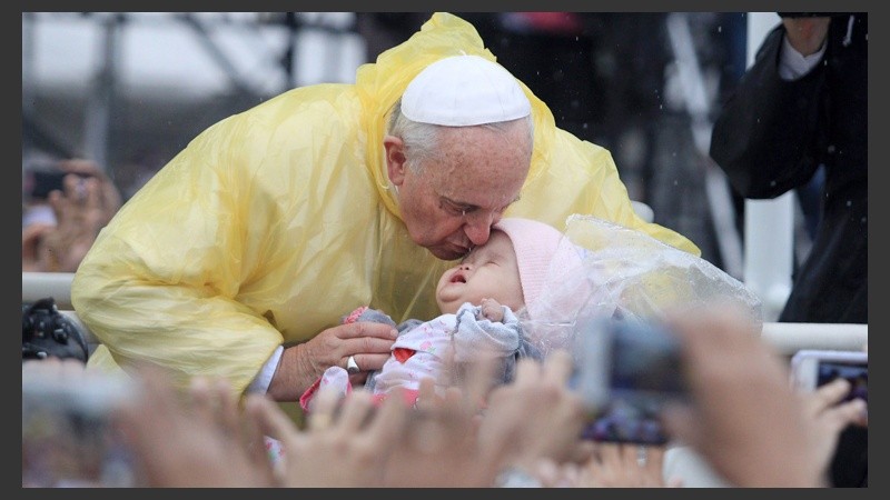 Francisco y un gesto de amor con un beso a un bebé.