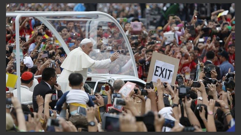 El Papamóvil dio varias vueltas por el parque de la ciudad capital de Filipinas.