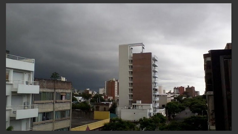 El cielo amenaza desde temprano en Rosario.