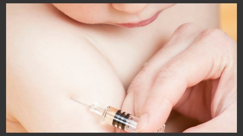 El esquema de vacunación contra la varicela se cumple con la aplicación de una única dosis a los 15 meses de vida.