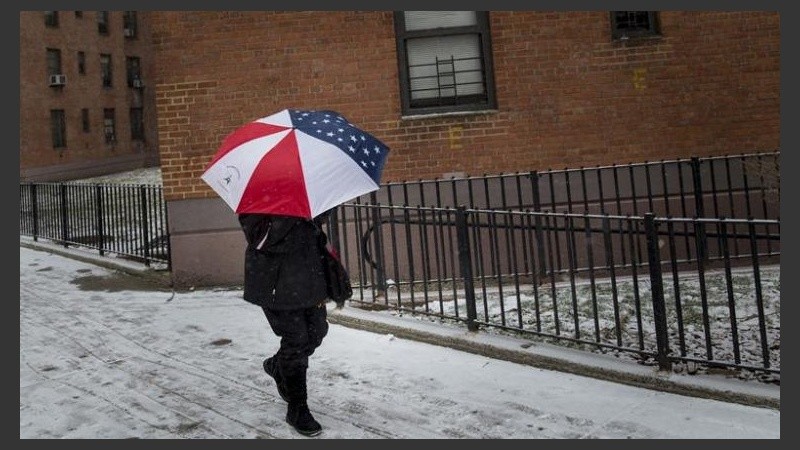 Una mujer pasea por el centro de Manhattan en plena tormenta de nieve