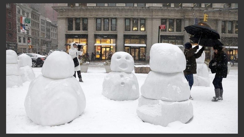 Varios muñecos de nieve fueron armados en el centro de la ciudad. 