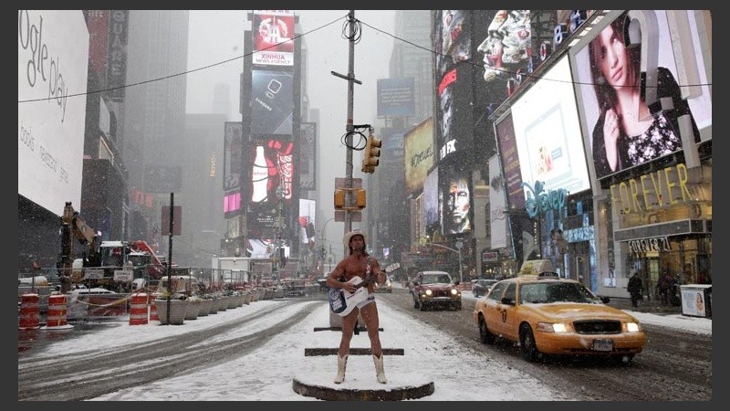 En el corazón de Times Square, un vaquero semi desnudo posa ante la cámara.