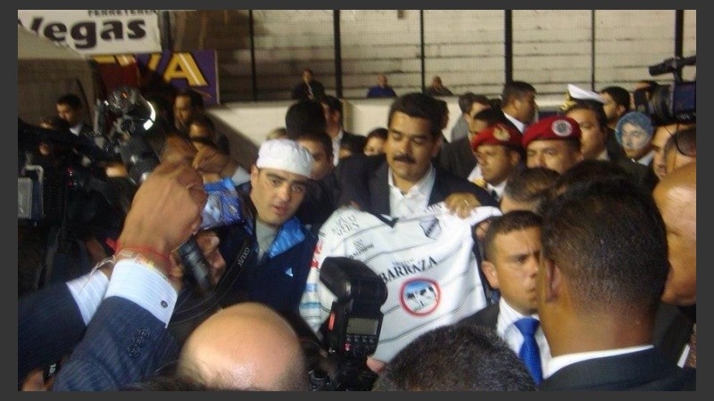 El jefe de la barra de All Boys le regaló una camiseta a Maduro. 