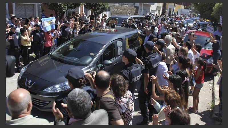 El cortejo fúnebre del fiscal Nisman se realizó este jueves por la tarde y sus restos ya descansan en el cementerio.