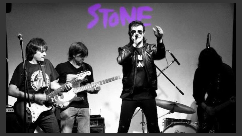 A las 22, último show de Oro Stone presenta Elegancia Stone III, un repaso por los '90 de los Rolling. En Berlín Café Bar, Pje. Simeoni 1128.