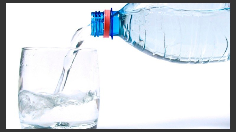 Todo el año es importante hidratarse, pero en verano es esencial beber al menos dos litros y medio de agua por día.