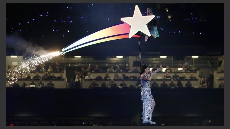 Por los aires: Katy Perry volando por el gran estadio de la Universidad de Phoenix.