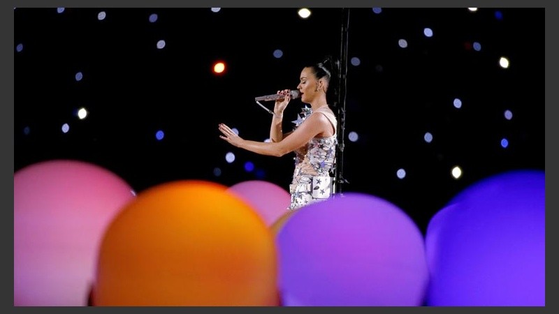 La cantante de música pop rodeada de grandes bolas de colores. 