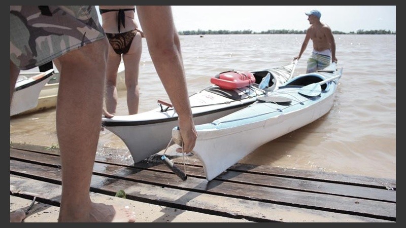 Para meter el kayak al agua se necesita de al menos dos personas para facilitar la tarea. 