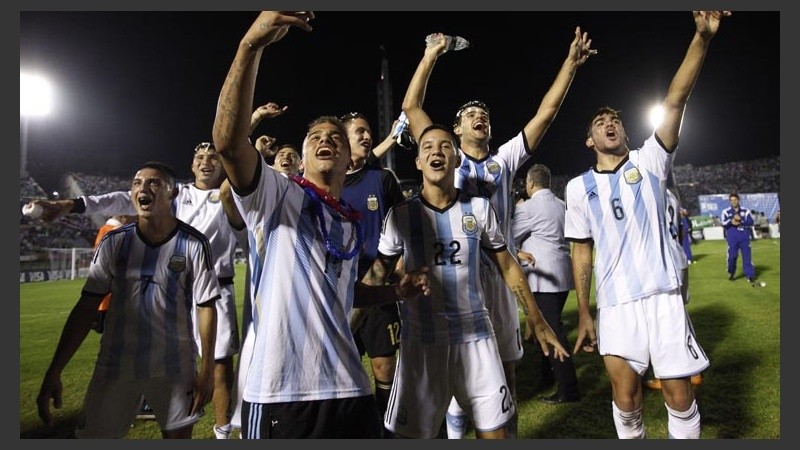 A puro festejo. La Selección Nacional derrotó 2 a 1 a la Celeste en Montevideo.