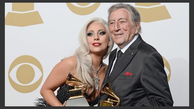 Lady Gaga y Tony Bennett, juntos, posando con sus premios.